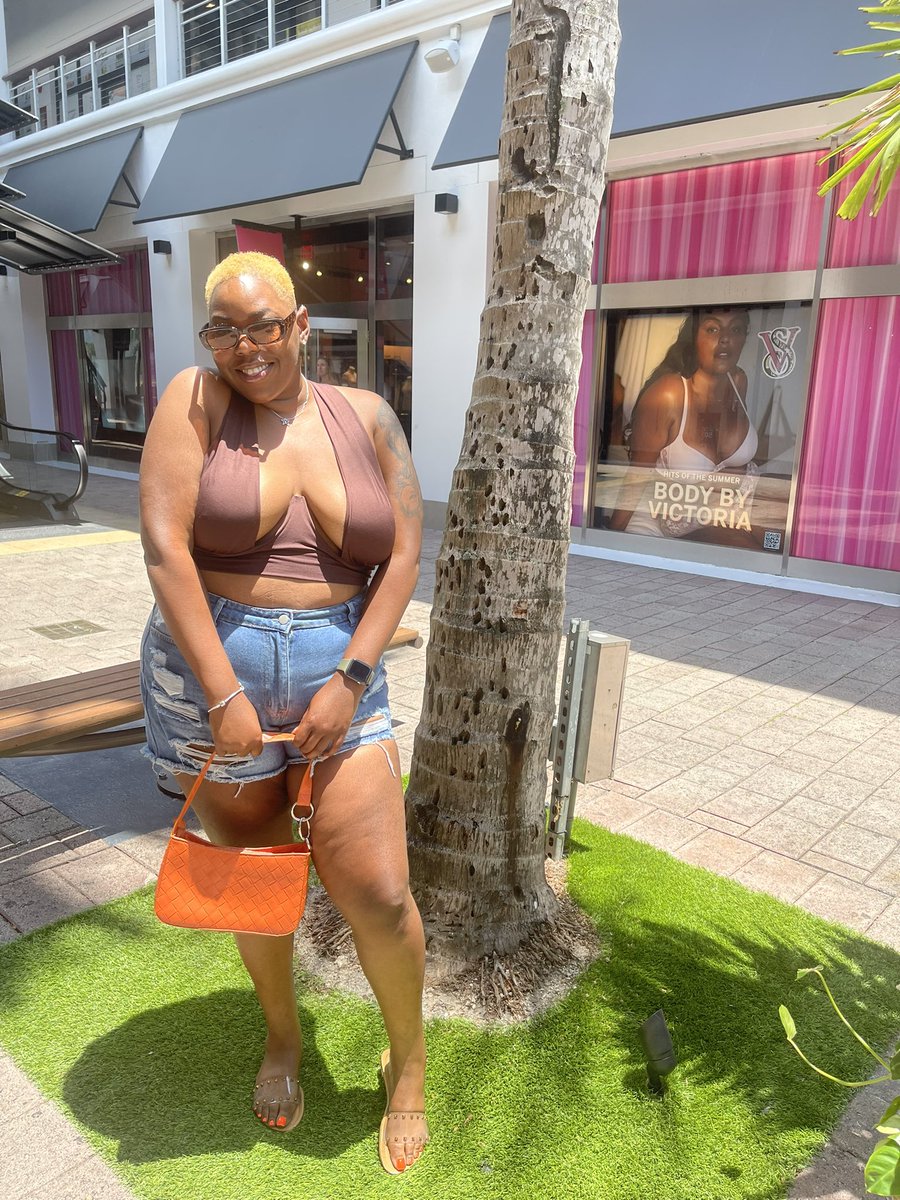 Keezussss_'s tweet photo. i luv her cause she pretty 💋 https://t.co/aqIf4ourCD