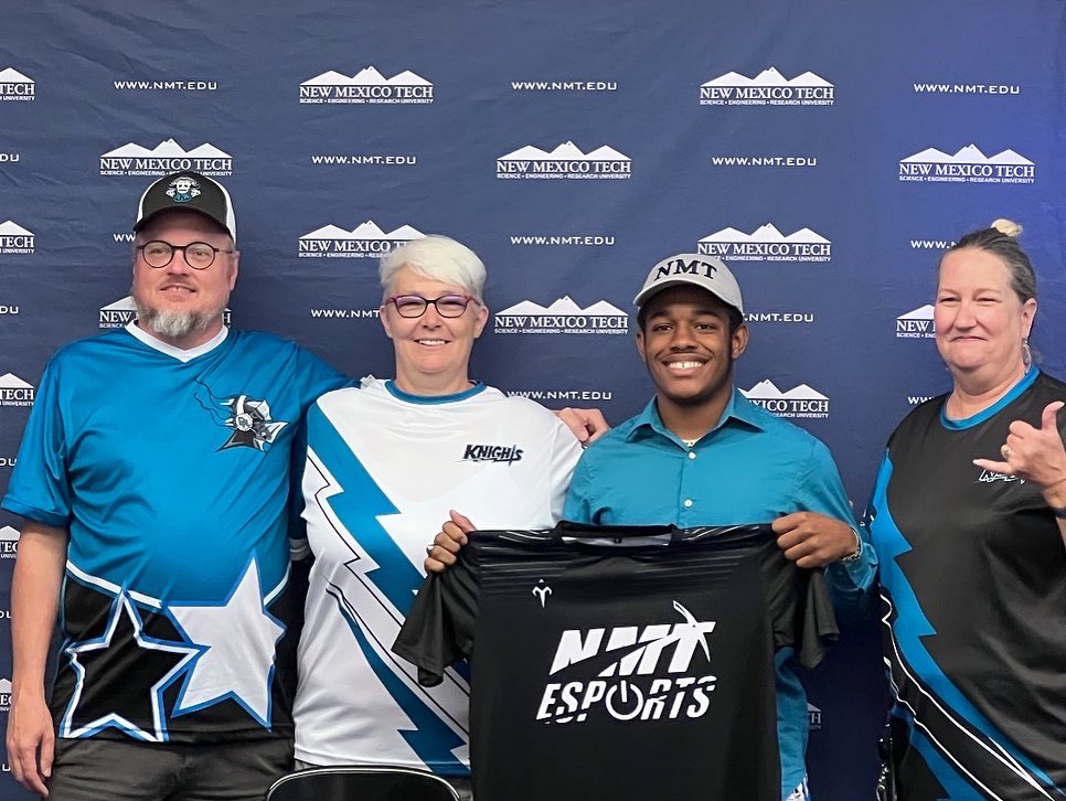 DelNorteESPORTS's tweet image. Del Norte High School’s Chris Simpson signed for NMTech Esports Scholarship today….Very Proud coach moment 🥳🤩🎮@ApsEsports @NASEFedu @KnightsDNHS