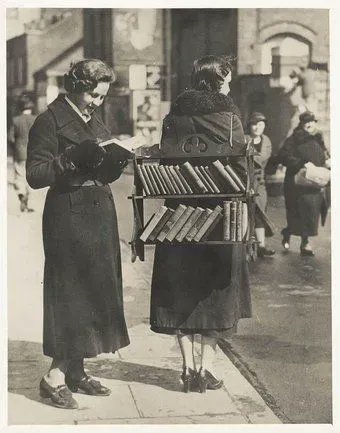 noveliciouss's tweet photo. Date a girl who reads
Or better yet, date a girl who writes
— Rosemarie Urquico
#reading #writing https://t.co/4bGutcAzpO