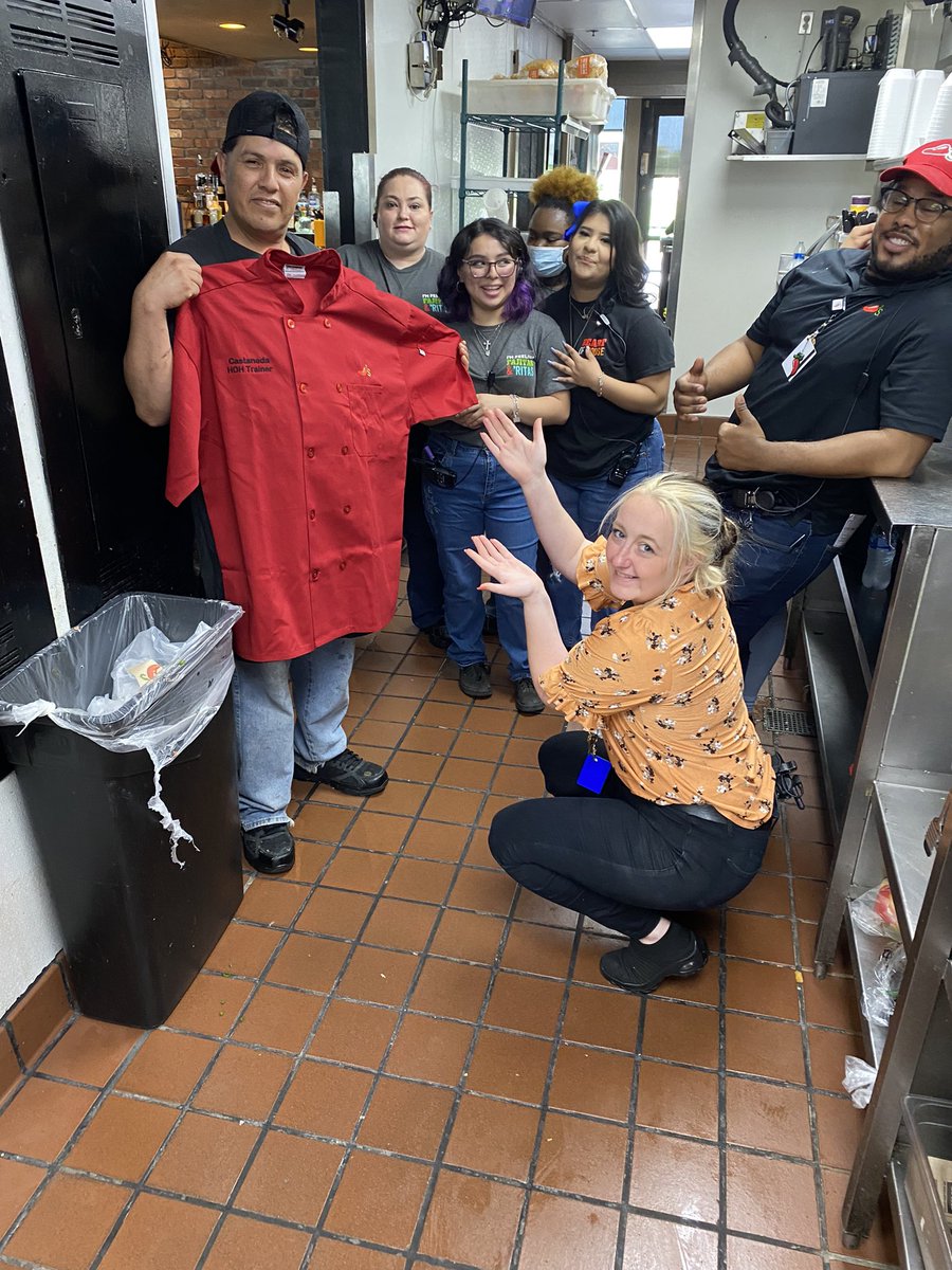 MelissaHartwe10's tweet photo. Look who got his chef coat…and was made the HOH trainer.. Join us in congratulating Castaneda…🌶🌶🎉🎉🎉 https://t.co/QMBugW2TUX