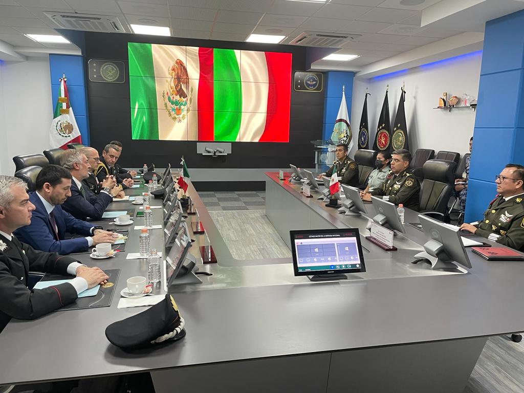 ItalyinMEX's tweet photo. Muy productiva reunion de @_Carabinieri_ con el Estado Mayor de la Defensa Nacional después de la firma del MdE con @GN_MEXICO_ para identificar concretas inciativas de colaboracion y fortalecer aún más los lazos entre el Estado Mayor de @SEDENAmx y @SM_Difesa / @MinisteroDifesa. https://t.co/pc8jTwaKNe