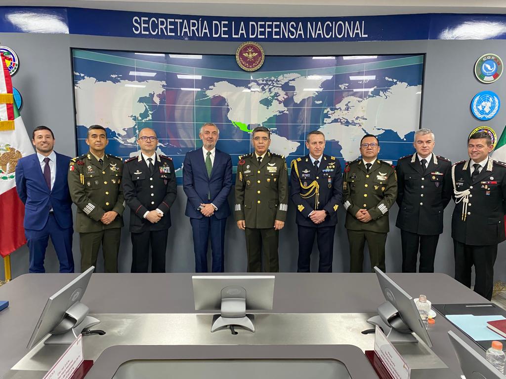 ItalyinMEX's tweet photo. Muy productiva reunion de @_Carabinieri_ con el Estado Mayor de la Defensa Nacional después de la firma del MdE con @GN_MEXICO_ para identificar concretas inciativas de colaboracion y fortalecer aún más los lazos entre el Estado Mayor de @SEDENAmx y @SM_Difesa / @MinisteroDifesa. https://t.co/pc8jTwaKNe
