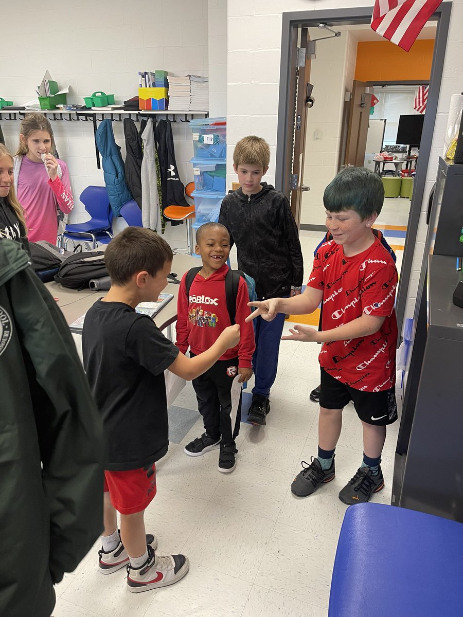 MrHsclass1's tweet photo. It is always great to see the class help out the younger students. We love it when they come visit. https://t.co/8KYKoNUQwx