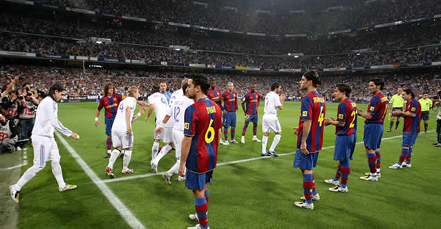 Dimann06's tweet photo. Nos podemos odiar mucho pero aquí el @FCBarcelona_es demostró una deportividad que nunca ha llegado a tener el @Atleti. https://t.co/HPp39vXxAh