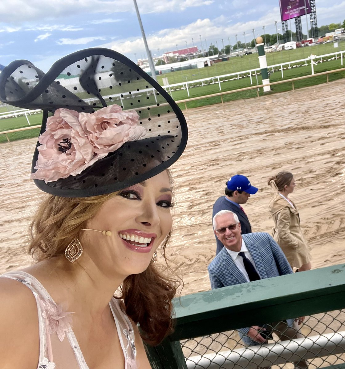 ShannonWAVENews's tweet image. This is why I love our set at the #firstturn everyone like #toddpletcher walks by and the view is awesome. See u tonight for @wave3news #nightatthegalas from 9-11 #Waveoaks #awesomeday #racing