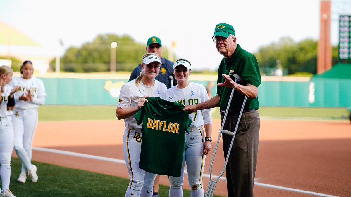 BaylorSoftball's tweet photo. Thank you for all you do for Baylor Softball, Gordon!!

#SicEm🐻🥎 https://t.co/j60xO02y0e