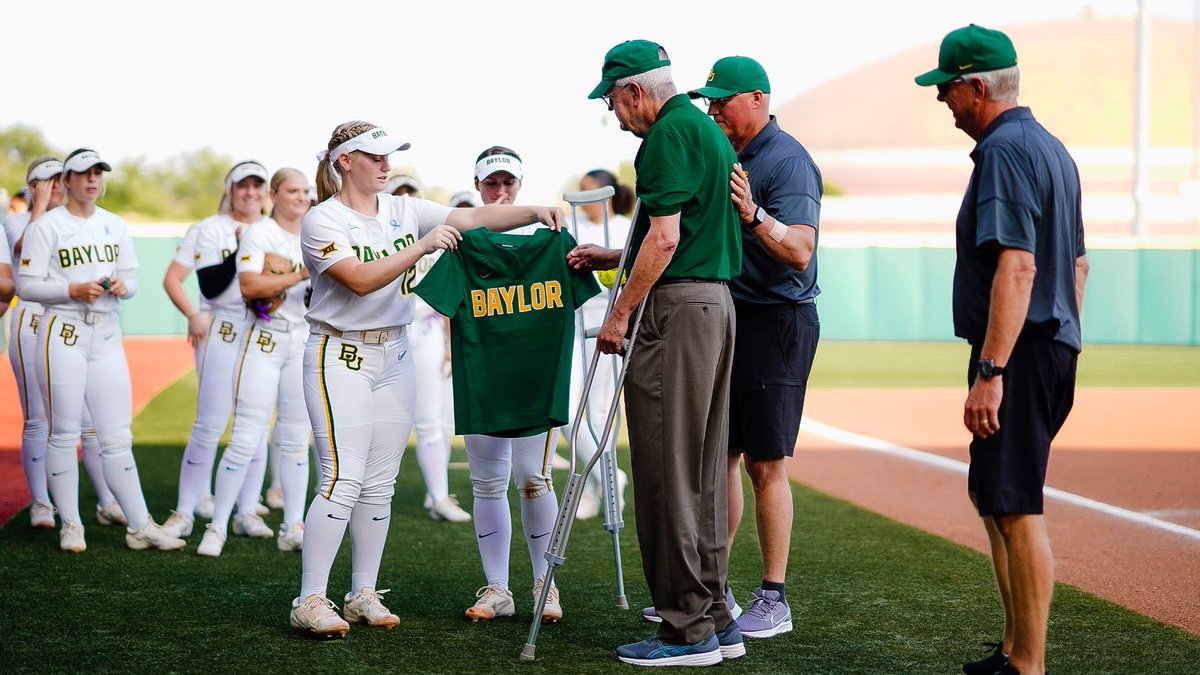 BaylorSoftball's tweet photo. Thank you for all you do for Baylor Softball, Gordon!!

#SicEm🐻🥎 https://t.co/j60xO02y0e