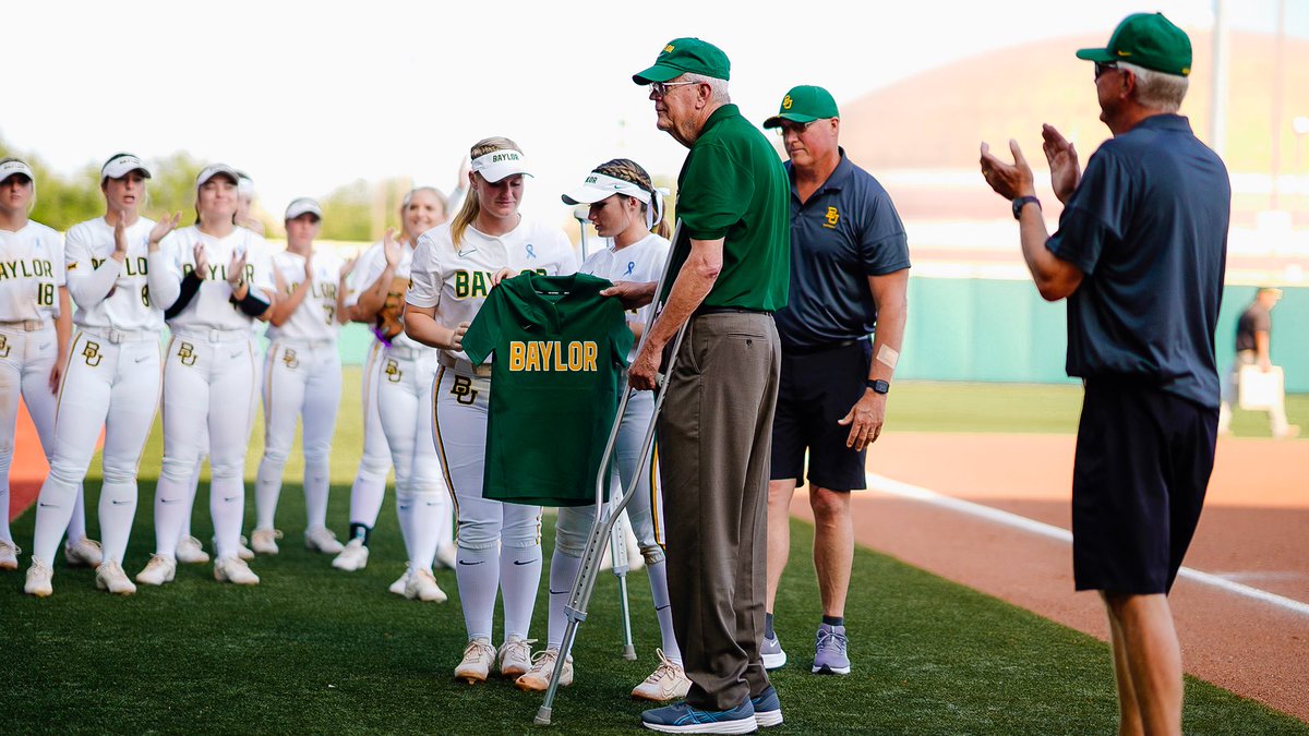 BaylorSoftball's tweet photo. Thank you for all you do for Baylor Softball, Gordon!!

#SicEm🐻🥎 https://t.co/j60xO02y0e