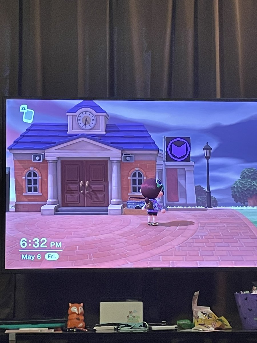 DinahKay92's tweet photo. Am I almost 30 and playing #AnimalCrossingNewHorizons ? Yes. Did I make a #Hawkeye flag and fly is at my town center? 💯💯 my love for @JeremyRenner know no limit!!!. https://t.co/9AHUaTQrwC