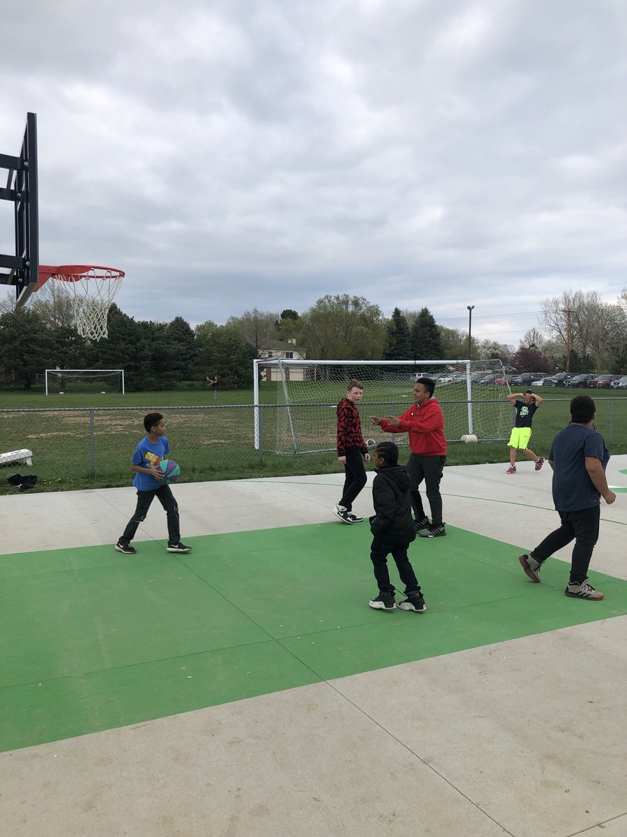 ⁦<a href="/Westgate66/">Westgate 66</a>⁩ Carnival crowd continues to grow! Great night for it! Awesome to see families, staff and students come to have some fun!   Gator Nation!!! #wearewestside #westside66