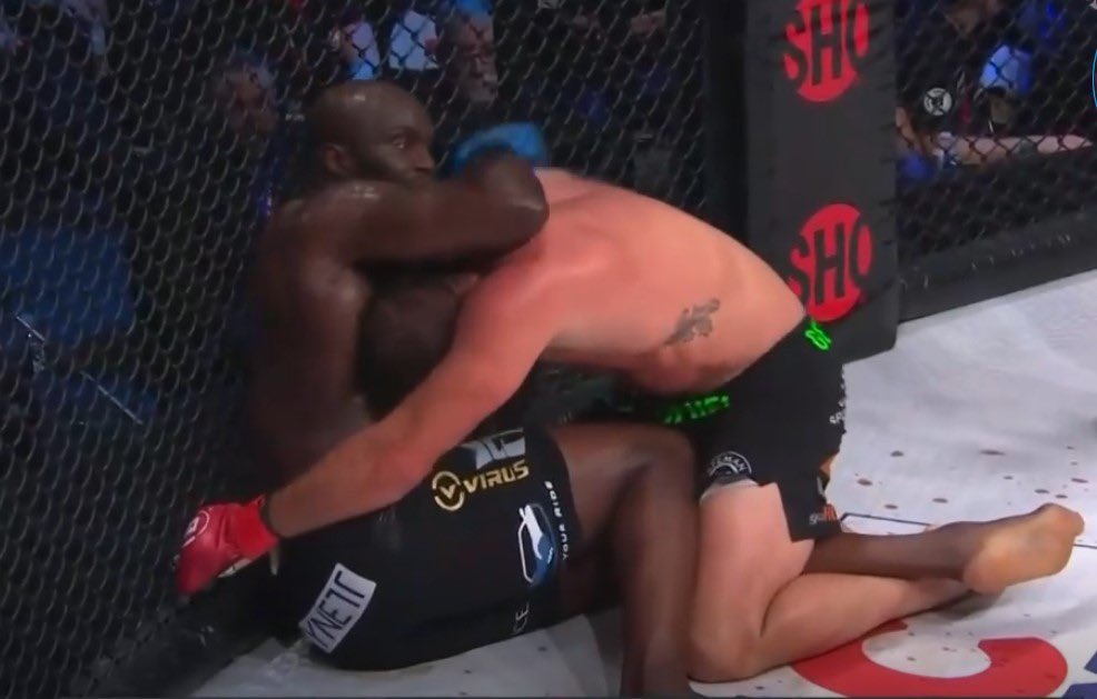 FqMMA's tweet photo. 🚨Main Event #BellatorParis :
Grande déception pour notre 🇫🇷 #CheickKongo qui n’a jamais réussi à trouver la solution face au game plan lutteur neutralisant de #RyanBader ‼️
Le 🏆 Lourds conserve sa ceinture (50-45X3) https://t.co/QmGRZPrykW
