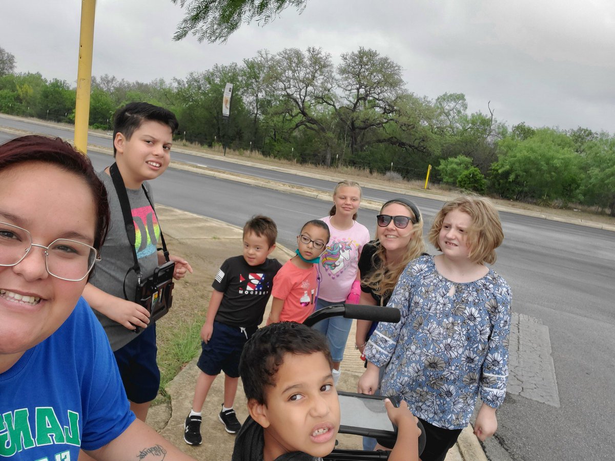 jenna_brown's tweet image. We walked to HEB to use the $ we made on our bracelet sales to buy  flowers for the vases we made for mom. The kiddos got to pick out their bouquets &amp;amp; then they each paid for their flowers. They did SO well &amp;amp; loved every minute of it! 🥰 #lifeinALE @Miss_Guerra12 @NISDSpecialEd