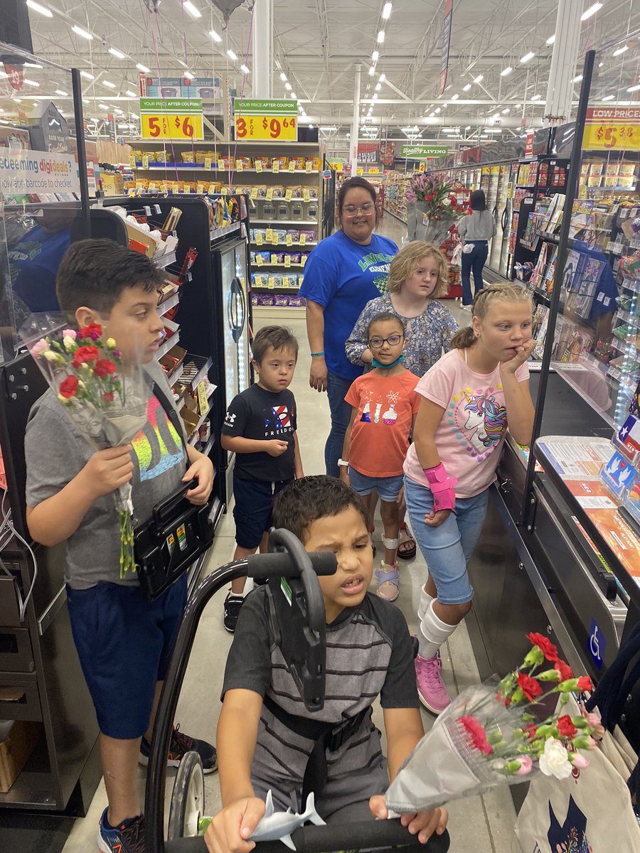 jenna_brown's tweet image. We walked to HEB to use the $ we made on our bracelet sales to buy  flowers for the vases we made for mom. The kiddos got to pick out their bouquets &amp;amp; then they each paid for their flowers. They did SO well &amp;amp; loved every minute of it! 🥰 #lifeinALE @Miss_Guerra12 @NISDSpecialEd