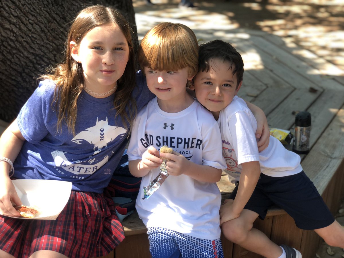 mpowell_gses's tweet photo. Thank you Superdads for a super hotdog lunch!! These Kinder Cuties loved having lunch with the Community Buddies too! #SuperDads #CommunityBuddies @rpeterson_gses @gsesdallas https://t.co/y8uSdCITI3