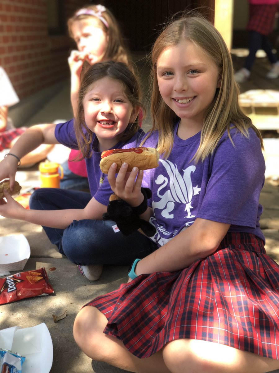 mpowell_gses's tweet photo. Thank you Superdads for a super hotdog lunch!! These Kinder Cuties loved having lunch with the Community Buddies too! #SuperDads #CommunityBuddies @rpeterson_gses @gsesdallas https://t.co/y8uSdCITI3