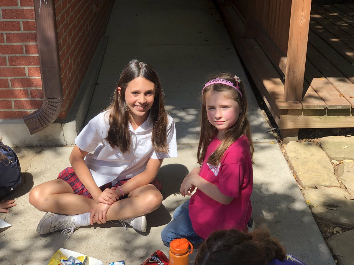 mpowell_gses's tweet photo. Thank you Superdads for a super hotdog lunch!! These Kinder Cuties loved having lunch with the Community Buddies too! #SuperDads #CommunityBuddies @rpeterson_gses @gsesdallas https://t.co/y8uSdCITI3