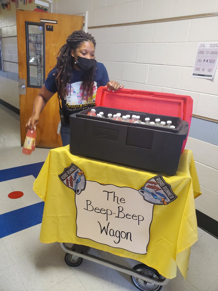 shtall17's tweet photo. Thankful for all the love shown this week #WHOwenES #TeacherAppreciationWeek https://t.co/r553obr5oQ