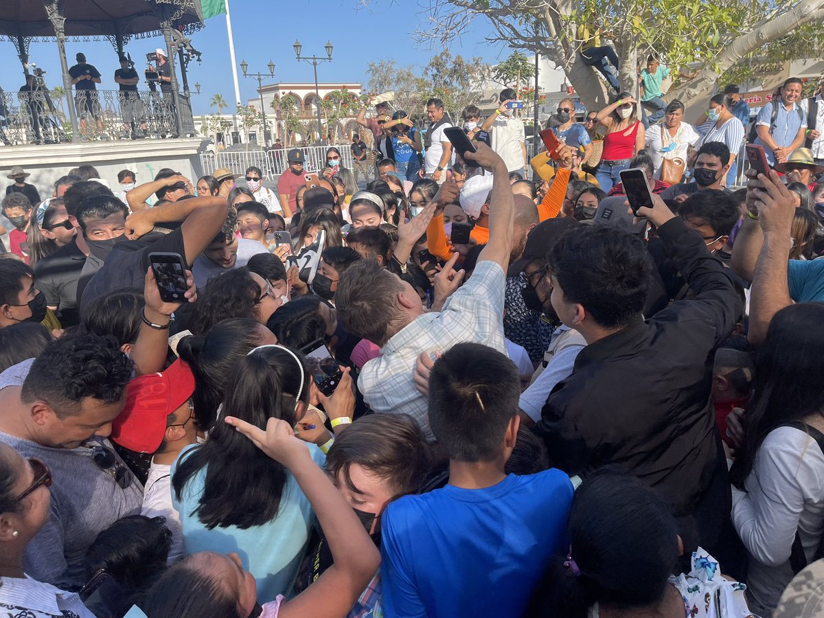 JeremyRenner's tweet photo. Have a wonderful weekend !   Thank you mexico 🇲🇽!!!   What a blessing https://t.co/IwveGKrZ3Q