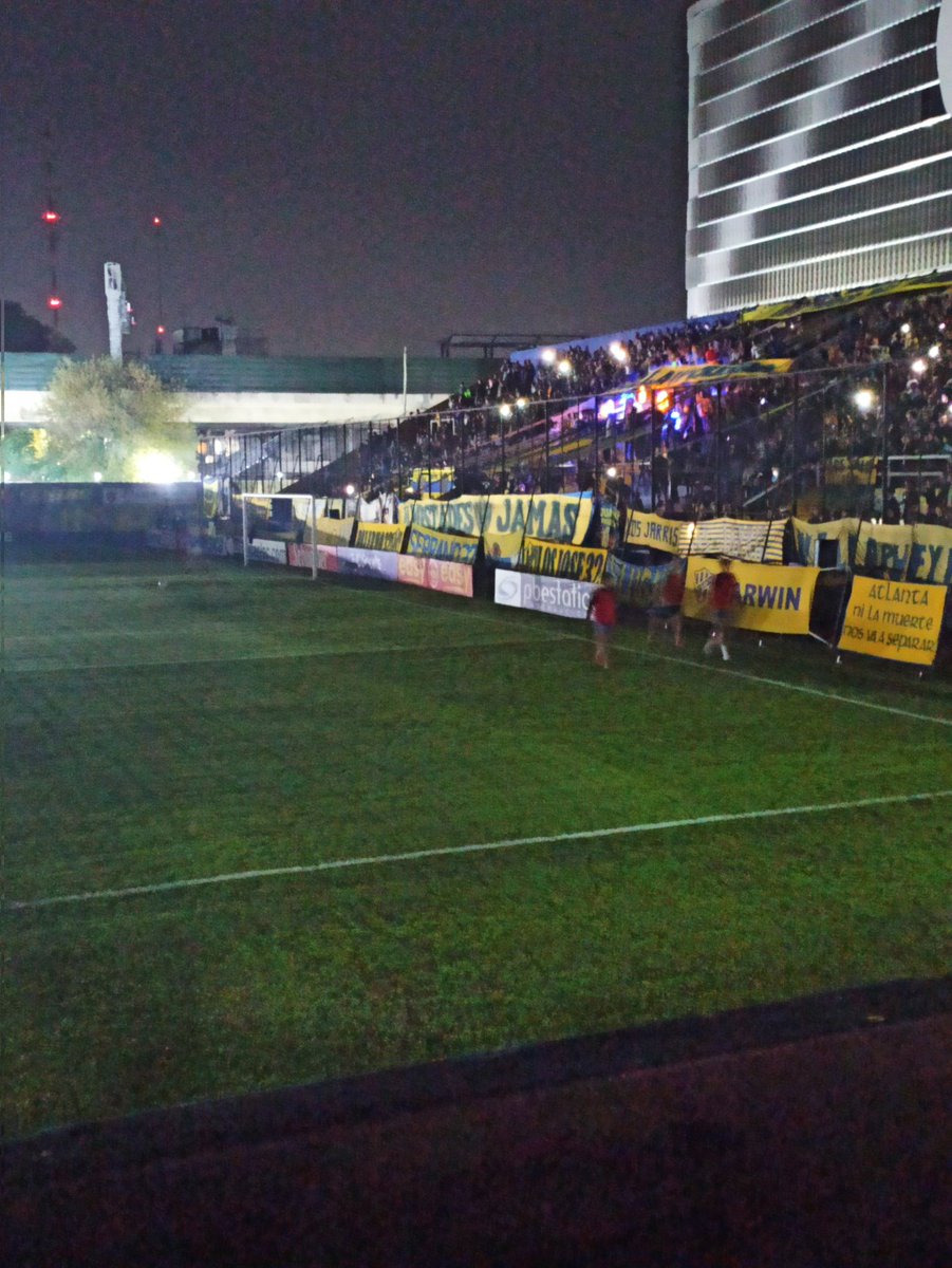 bohedeltablon's tweet photo. #BrillaElLeon 

Hermosa noche en #VillaCrespo 💛💙

Y en minutos ya se viene #Atlanta vs. #Almagro.

#Fecha14 #PrimeraNacional

#DaleBohemio🇺🇦 https://t.co/C7ZK1cNkqI