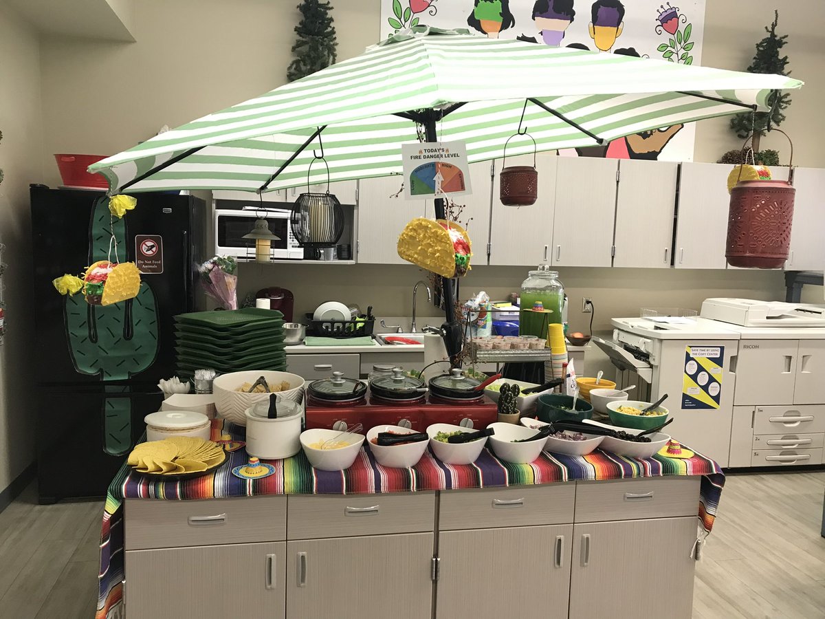 PeoriaFlexAcad's tweet photo. On the last day of Camp our StuCo treated the staff to a taco bar. The kids did a great job! We had so much fun spoiling our teachers this week! We hope they know how truly appreciated they are. We’ll see you next year, Camp Flexiwalla! #taw2022🍎 #bepfa #weloveourteachers🍎📚 https://t.co/XkJjANvqWO