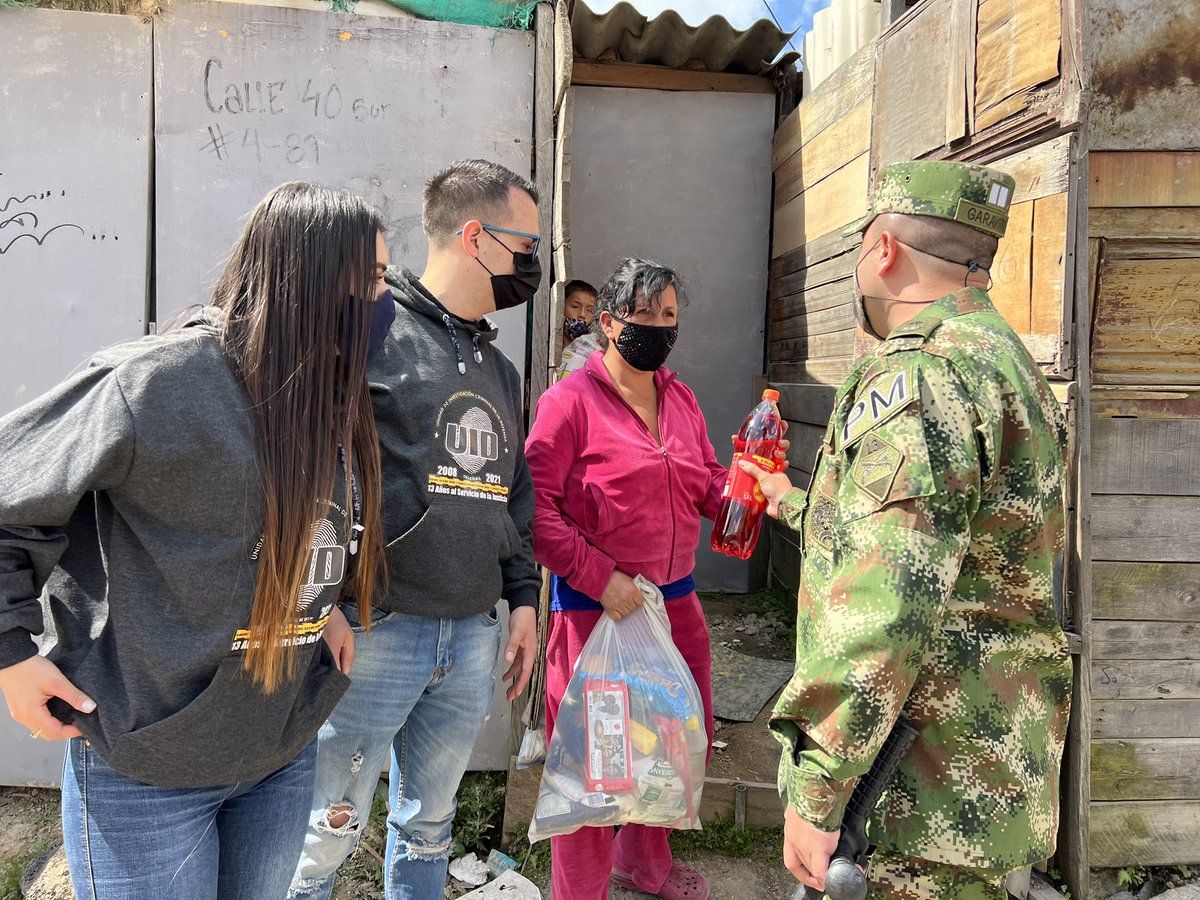 yefgaravito's tweet photo. #PorMiPaísYo he logrado compartir con las comunidades más necesitadas llevando alegría y bienestar de la mano del @COL_EJERCITO, obteniendo sonrisas de los niños y agradecimiento de las familias. - No solo son acciones militares, también tenemos #AcciónIntegral https://t.co/ykjmrl0BJW