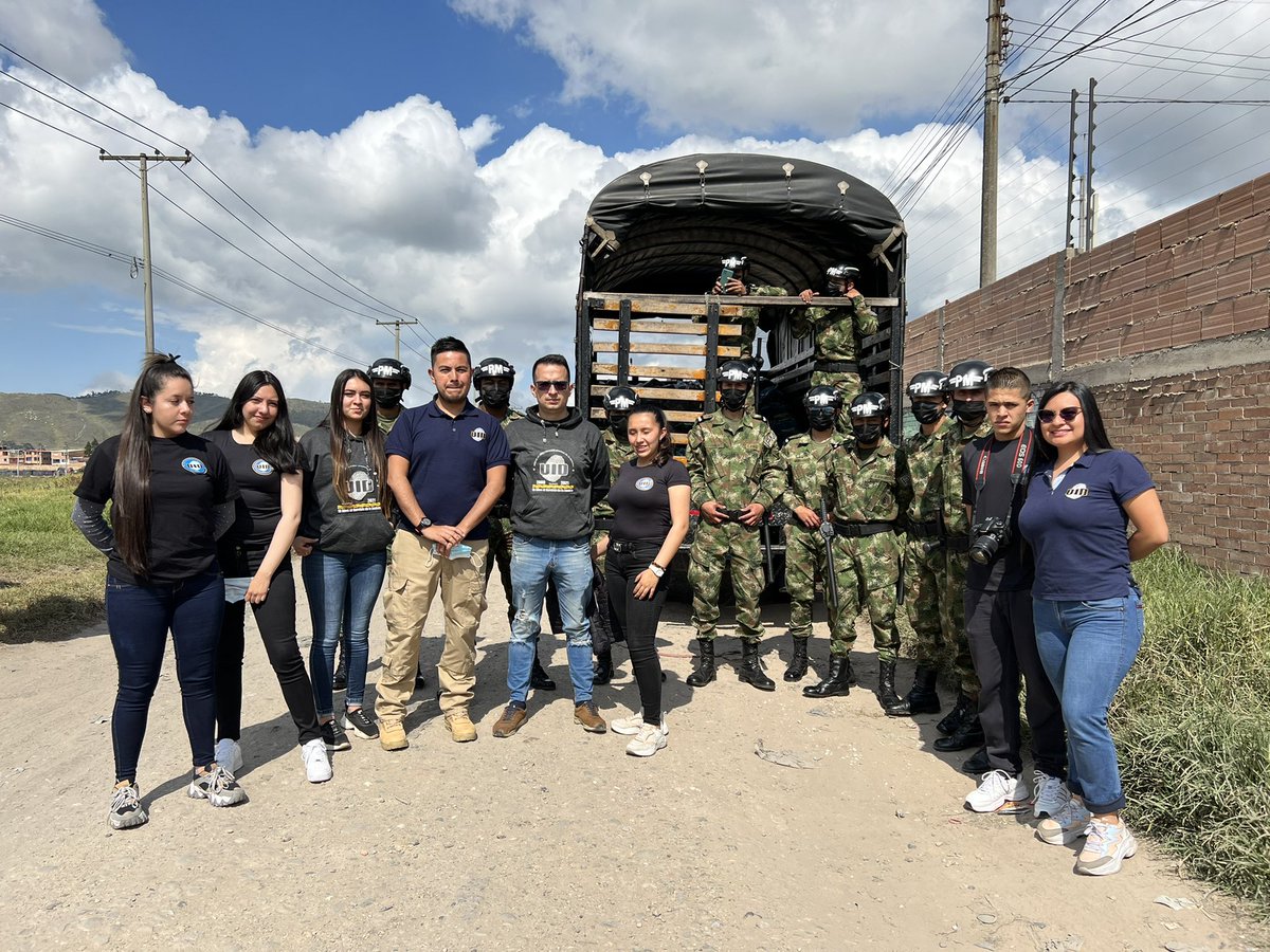 yefgaravito's tweet photo. #PorMiPaísYo he logrado compartir con las comunidades más necesitadas llevando alegría y bienestar de la mano del @COL_EJERCITO, obteniendo sonrisas de los niños y agradecimiento de las familias. - No solo son acciones militares, también tenemos #AcciónIntegral https://t.co/ykjmrl0BJW