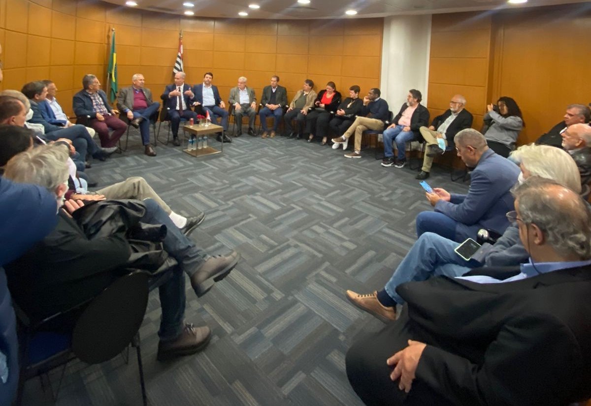 cirogomes's tweet photo. Conversei com médicos, gestores e profissionais da saúde pública e privada sobre a importância do fortalecimento do Sistema Único de Saúde. Participaram comigo o pré-candidato ao governo de SP, @elviscezar_ofc, o presidente da CSB, @antonionetopdt, e o vereador de SP, @gnatalini. https://t.co/cJcNM1KNFI