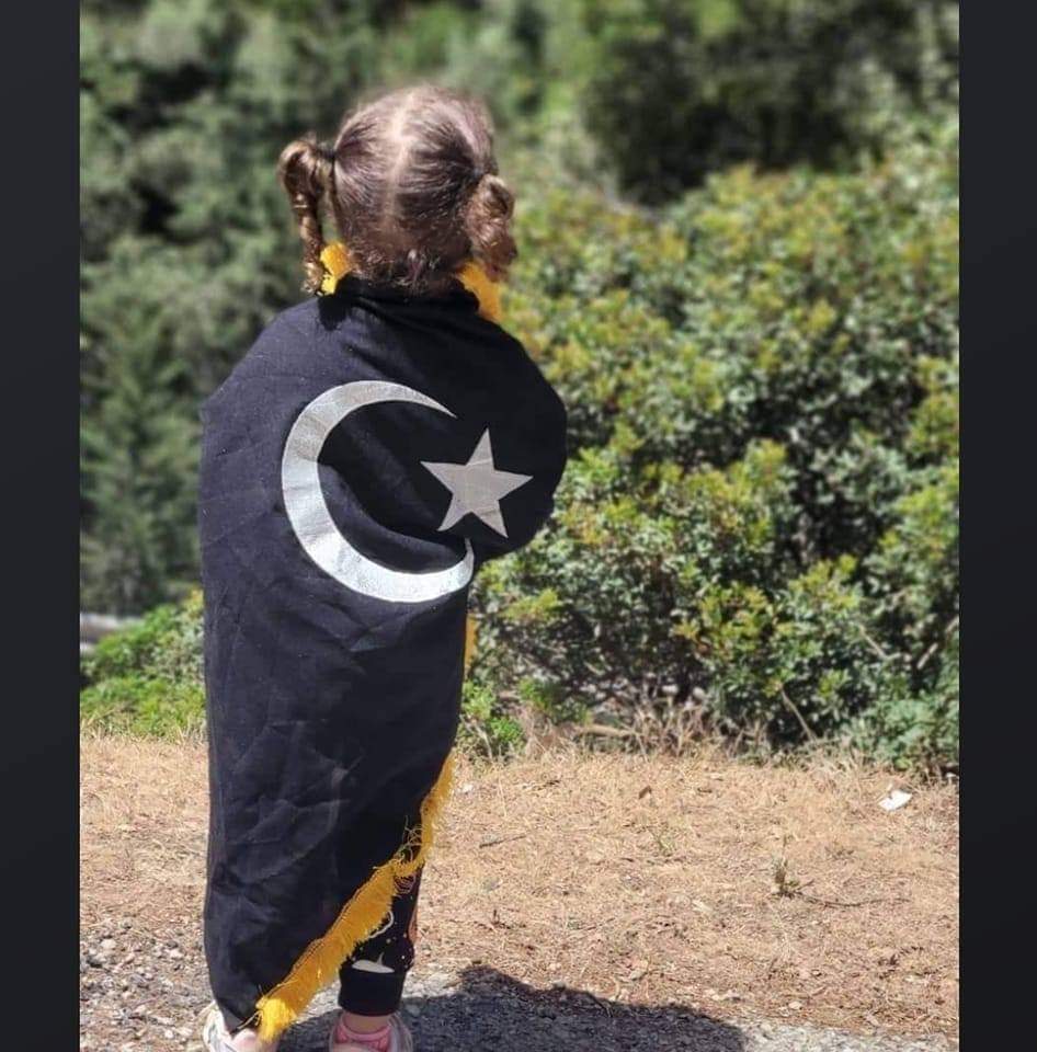 لم أري وأجد أجمل من هذه الصورة  وقفة الطفله مُطلعه للأمام وعلي أكتافها علم الأباء والأجداد . 

 برقاويه جميله❤💪🏻