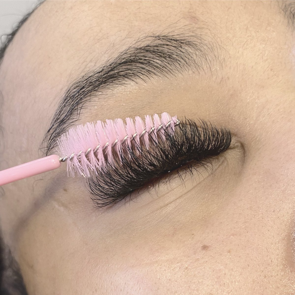 mgstyleszz's tweet photo. 🦋VOLUME SET🦋

#lashes #lash #lashing #classic #classiclashes #volume #volumelashes #naturallashes #lashextensions #hybrid #hybridlashes #extensions #lashtech #mgstyleszzlash #mgstyleszz  #beauty #licensed #cosmetology #greenlake #seattle #lashtech #certified #fluffy #soft https://t.co/7TpqpX89fK