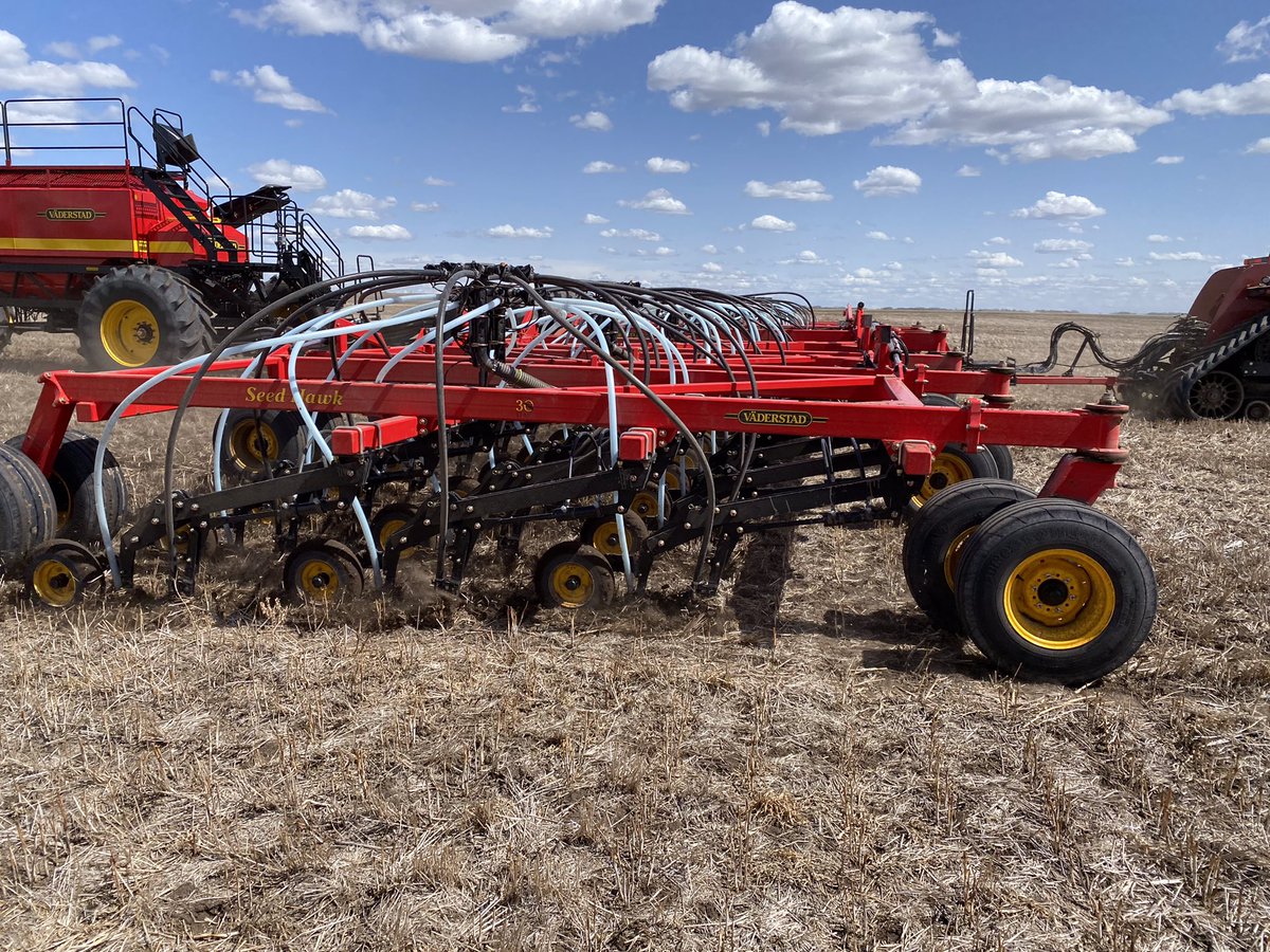stark_crister's tweet photo. We did visit Dallas Simmonds, Raptor Enterprises NW of Sakatoon.
A most impressive farming operation. Just starting to dill with his six Vaderstad Seed Hawks. Dallas and earlier his father has been with Seed Hawk all the 30 years, and owned some 40 Seed Hawk machines over time. https://t.co/C2ZoXcifdb