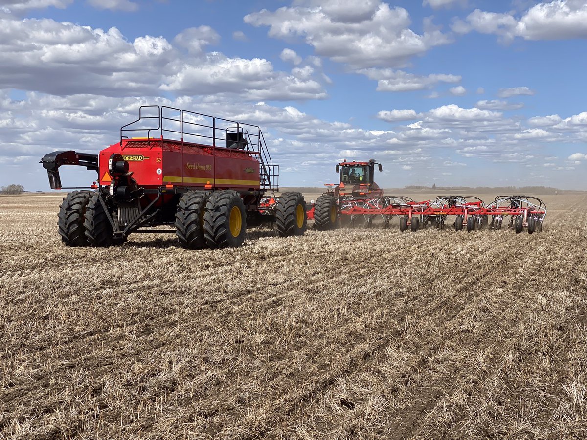 stark_crister's tweet photo. We did visit Dallas Simmonds, Raptor Enterprises NW of Sakatoon.
A most impressive farming operation. Just starting to dill with his six Vaderstad Seed Hawks. Dallas and earlier his father has been with Seed Hawk all the 30 years, and owned some 40 Seed Hawk machines over time. https://t.co/C2ZoXcifdb