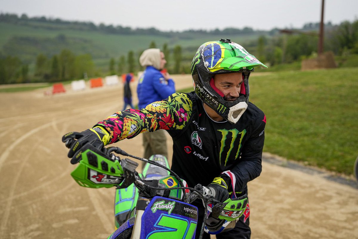 yamahabrasil's tweet photo. #MasterCamp ##
Dia de acelerar na areia mais famosa do mundo com o nosso @FrankyMorbido12 ✊Os pilotos se divertiram e aprenderam muito no Flat Track com o Italo-brasileiro no Rancho! E Kevin Fontainha recebeu todas as dicas especiais em Português! 🇧🇷Obrigado @FrankyMorbido12 https://t.co/CJPlQtmH0L