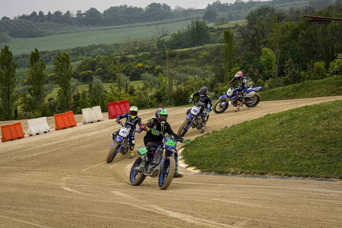 yamahabrasil's tweet photo. #MasterCamp ##
Dia de acelerar na areia mais famosa do mundo com o nosso @FrankyMorbido12 ✊Os pilotos se divertiram e aprenderam muito no Flat Track com o Italo-brasileiro no Rancho! E Kevin Fontainha recebeu todas as dicas especiais em Português! 🇧🇷Obrigado @FrankyMorbido12 https://t.co/CJPlQtmH0L