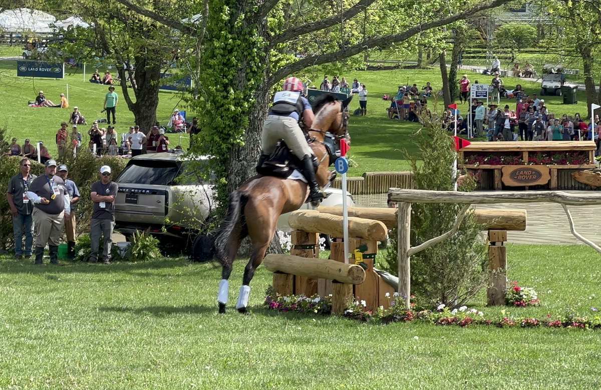 RVTEquestrian's tweet photo. A glimpse of last weekend watching horses fly!💚 #kentuckythreedayevent #dougpayne #boydmartin #phillipdutton #buckdavidson #crosscountry https://t.co/2cbwQw299L