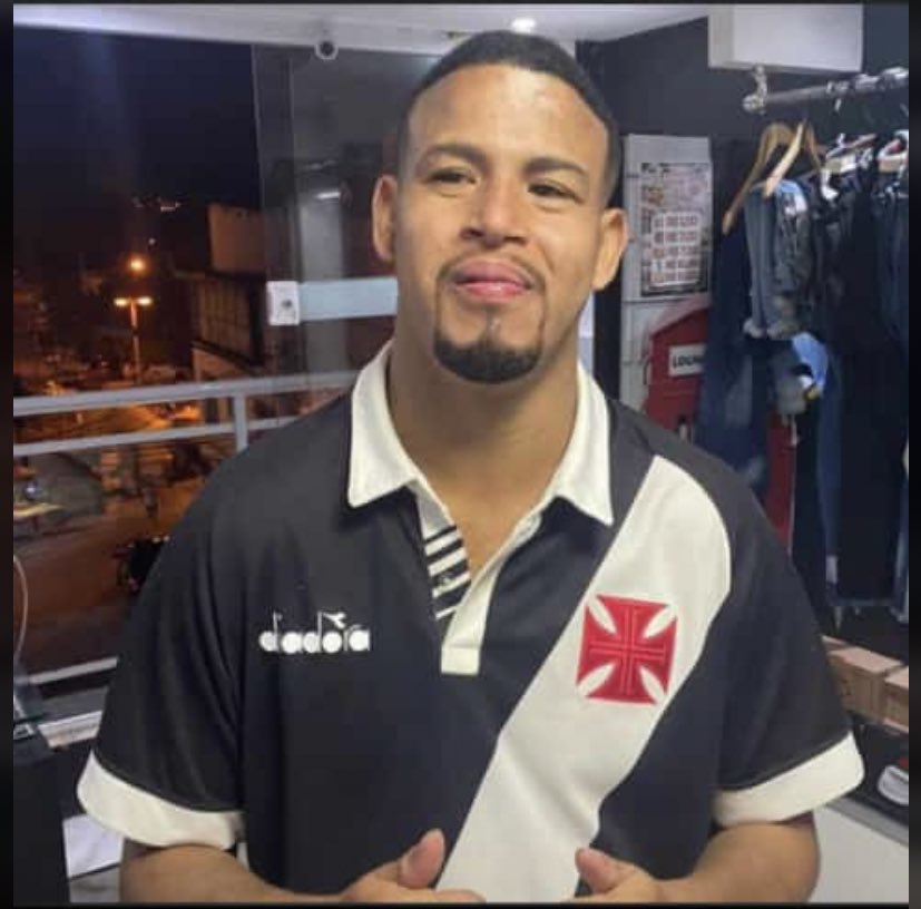 barreiraofc's tweet photo. HOJE NOSSA COMUNIDADE TODA CHORA, PERDEMOS UM CRIA COM UMA COVARDIA QUE O ESTADO VEM COMETENDO COM TODOS NÓS MORADORES,  TIRARAM A VIDA DE UM DEFICIENTE, UM GAROTO BRINCALHÃO QUE SÓ PENSAVA EM DANÇAR E BRINCAR
QUE DEUS TE RECEBA DE BRAÇOS ABERTOS 
ETERNO I 
A BARREIRA TE AMA 😭🏴 https://t.co/8XDAasVylw