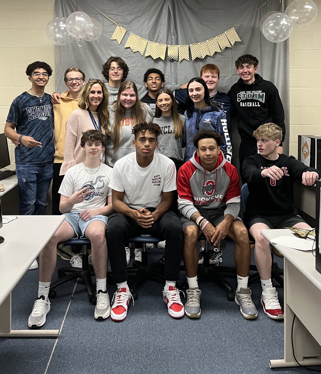 FairmontMktg's tweet photo. Our Marketing/DECA Class of 2022 Family started with students in Sports Marketing &amp; Fin Lit classes as early as Freshman Year. We found more Sophomores in our electives &amp; rounded out with our incoming Juniors. Thankful to know them🙏 #Recruits #TheHouseDECABuilt #Marketing https://t.co/saBzY0lBMj