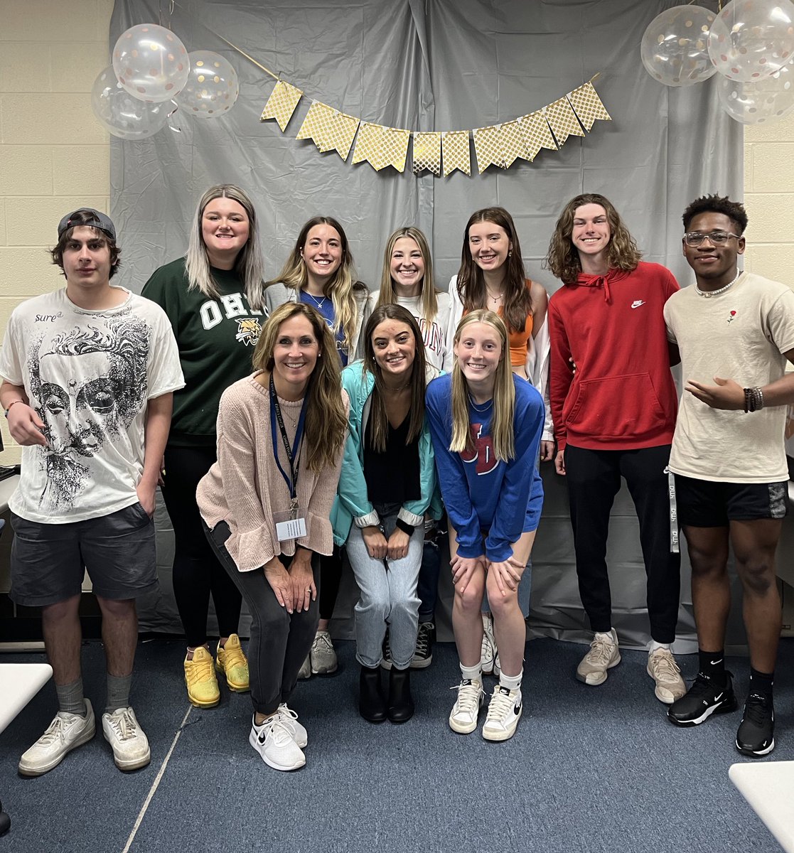 FairmontMktg's tweet photo. Our Marketing/DECA Class of 2022 Family started with students in Sports Marketing &amp; Fin Lit classes as early as Freshman Year. We found more Sophomores in our electives &amp; rounded out with our incoming Juniors. Thankful to know them🙏 #Recruits #TheHouseDECABuilt #Marketing https://t.co/saBzY0lBMj