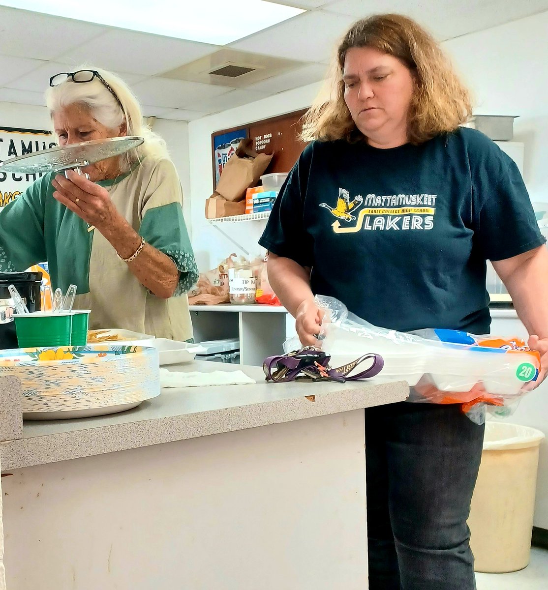 WesleyFloydNC's tweet photo. We appreciate our teachers at MECHS!
#hydeschools 
#TeacherAppreciationWeek2022 https://t.co/GctBYKFFGC