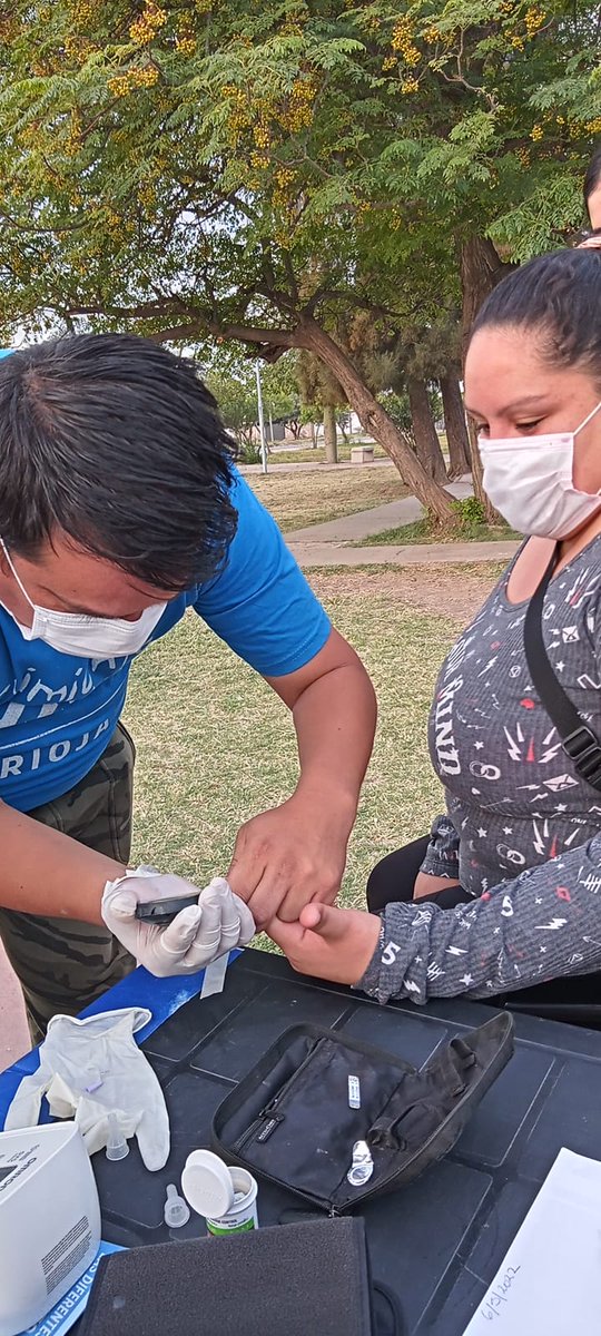 LusPucheta1's tweet photo. Hoy más que nunca trabajamos en territorio, por y para la gente llegando dónde otros no llegan, la salud un derecho y nostros los trabajadores de la economía popular de salud la hacemos cumplir. 
#ControlDeGlucosa 
#controlTA
#saludComunitaria
#ley26529
#secretariaDesalud https://t.co/DCrhHpJ3vN