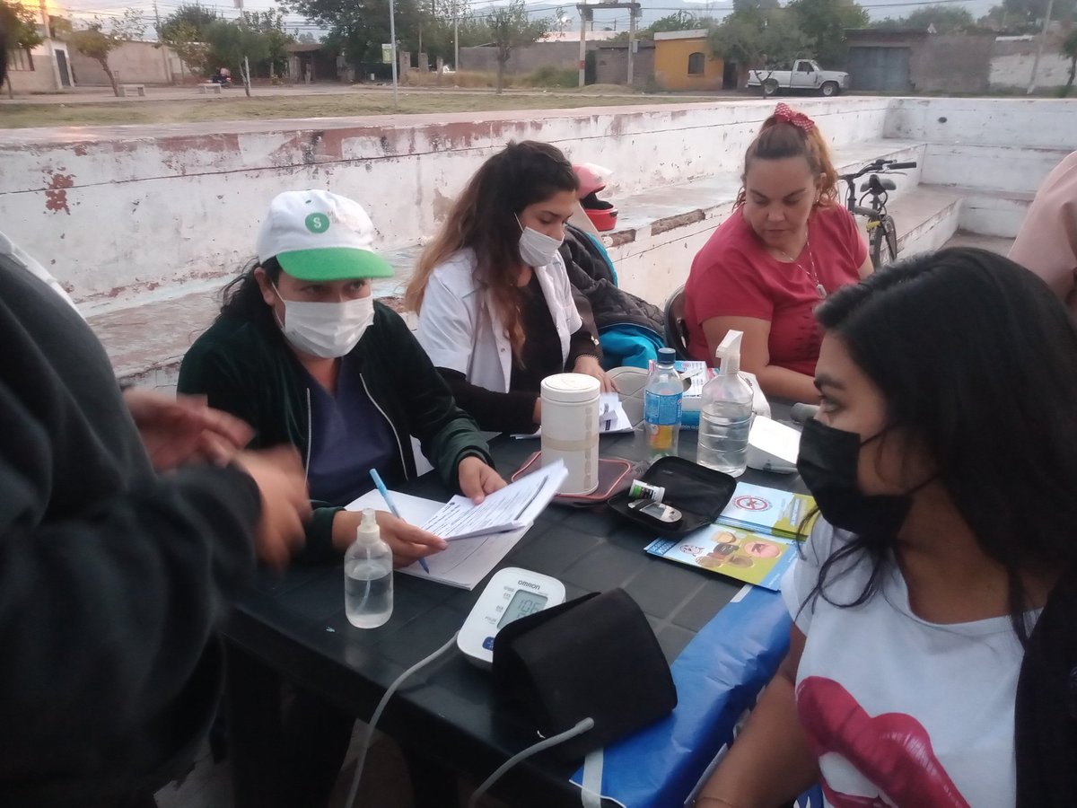 LusPucheta1's tweet photo. Hoy más que nunca trabajamos en territorio, por y para la gente llegando dónde otros no llegan, la salud un derecho y nostros los trabajadores de la economía popular de salud la hacemos cumplir. 
#ControlDeGlucosa 
#controlTA
#saludComunitaria
#ley26529
#secretariaDesalud https://t.co/DCrhHpJ3vN