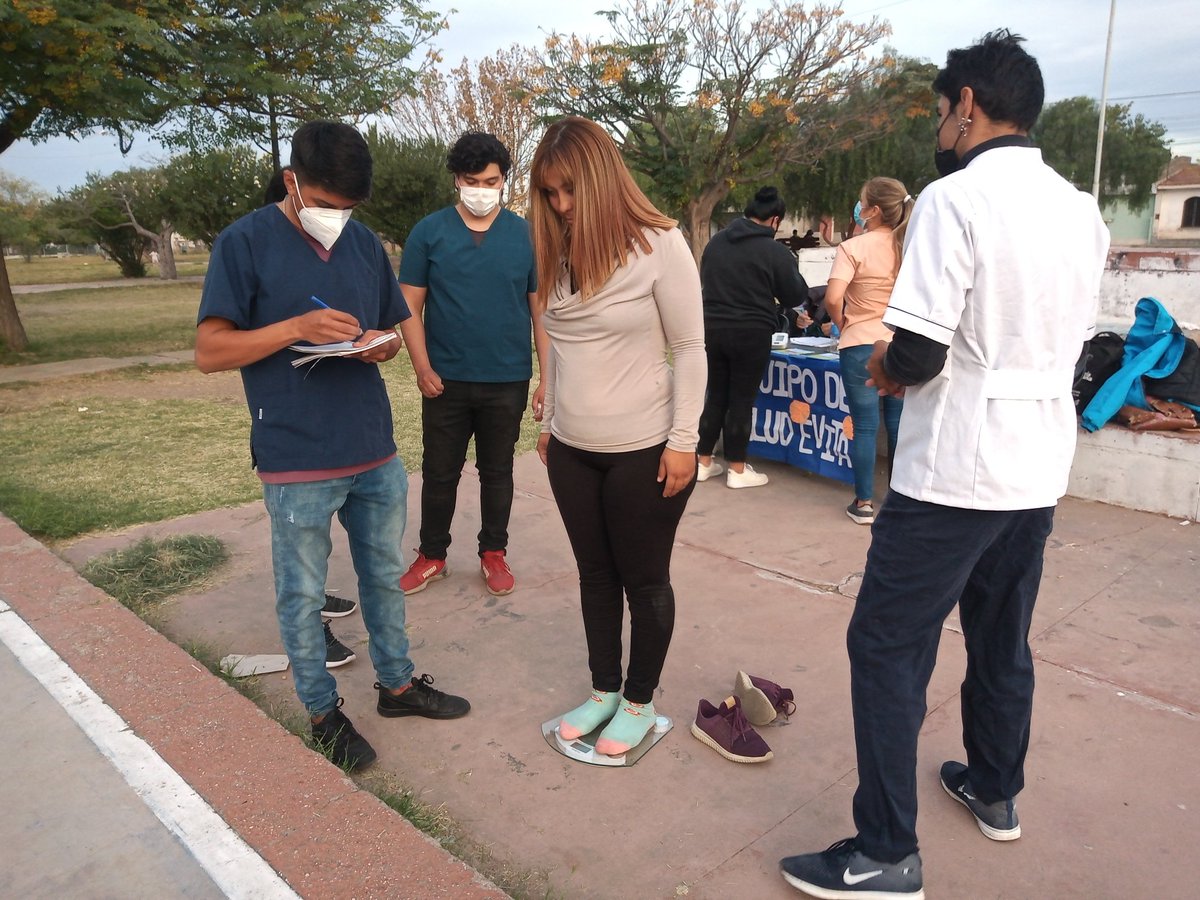 LusPucheta1's tweet photo. Hoy más que nunca trabajamos en territorio, por y para la gente llegando dónde otros no llegan, la salud un derecho y nostros los trabajadores de la economía popular de salud la hacemos cumplir. 
#ControlDeGlucosa 
#controlTA
#saludComunitaria
#ley26529
#secretariaDesalud https://t.co/DCrhHpJ3vN