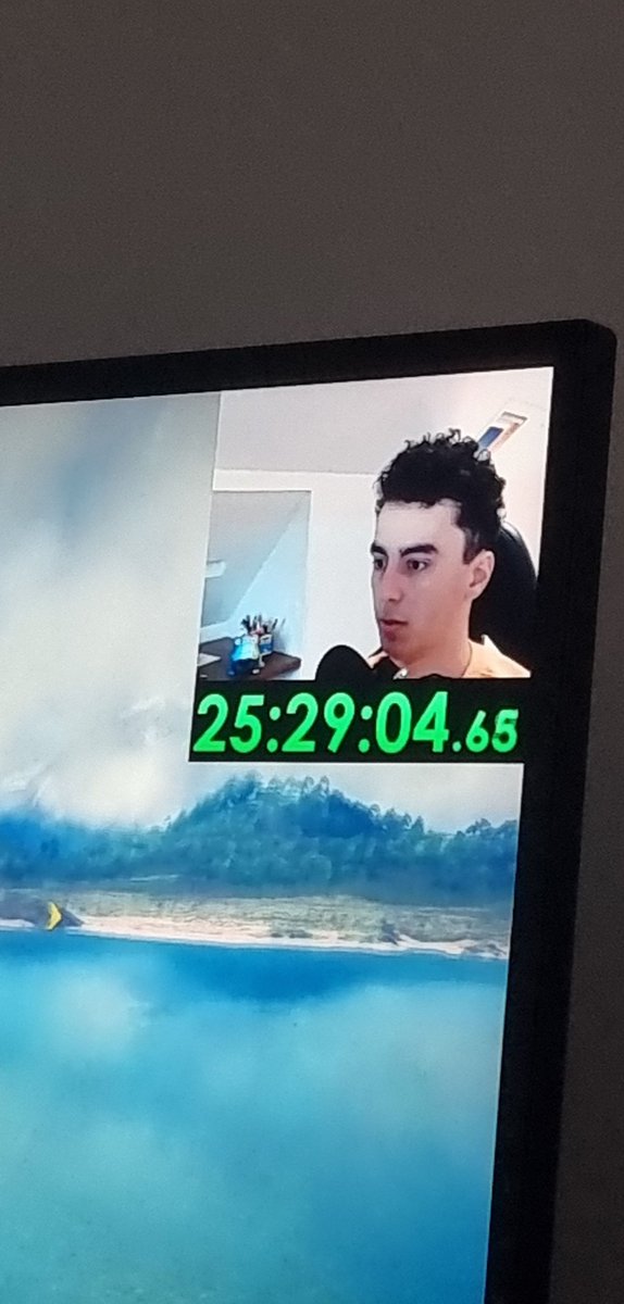 BlueBubbleGum6's tweet photo. @martincitopants Been watching since you started at 8am yesterday. Went to sleep at 1am, and woke up to you still going. Took a photo for your memories 😂 https://t.co/YuScEBPq6Z