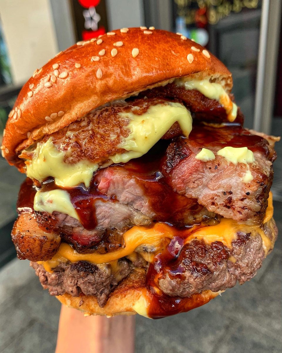 😋

(📷: reddogsaloon on IG)

#burger #cheese #dinner #food
