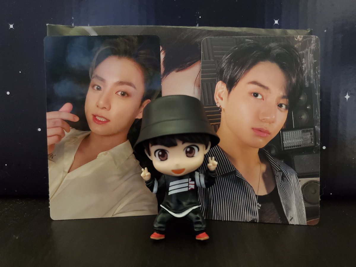 opilai's tweet photo. I'm so happy both holo JK PC and BE Essential JK arrived safely. Thank you @2013BTS_V 💜💜 #2013VProofs https://t.co/NO94x9Wlqb