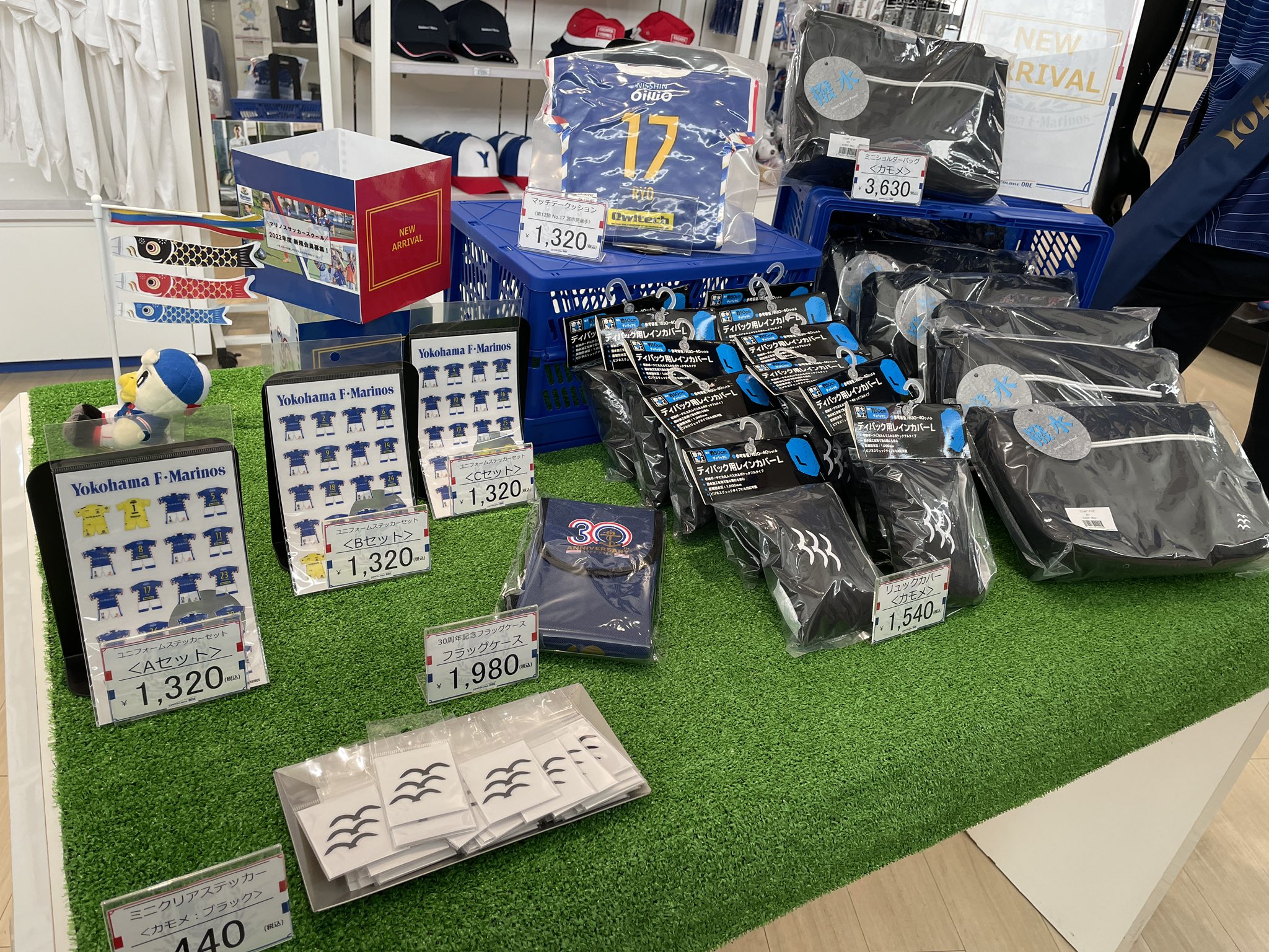 横浜ｆ マリノス オフィシャルグッズショップ トリコロールワン 公式 5 7名古屋戦 スタジアムショップは11時オープン リュックカバーとミニショルダーバッグはスタジアムショップ限定です 30周年フラッグケースやステッカーなどなど 新商品