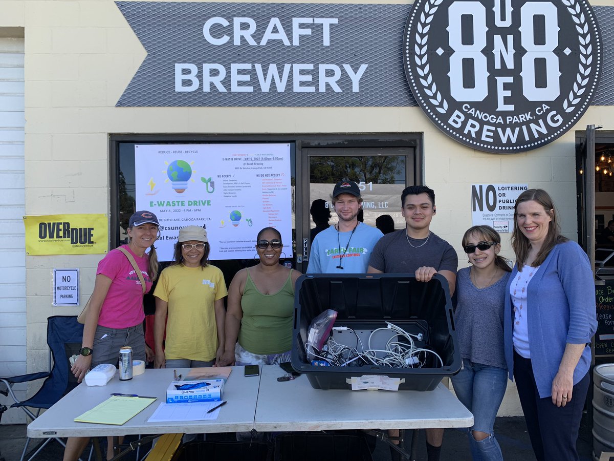 LoraineForLA's tweet photo. E-waste drive with my students and @itisoverdue at @818Brewing https://t.co/2aW4CfGti5