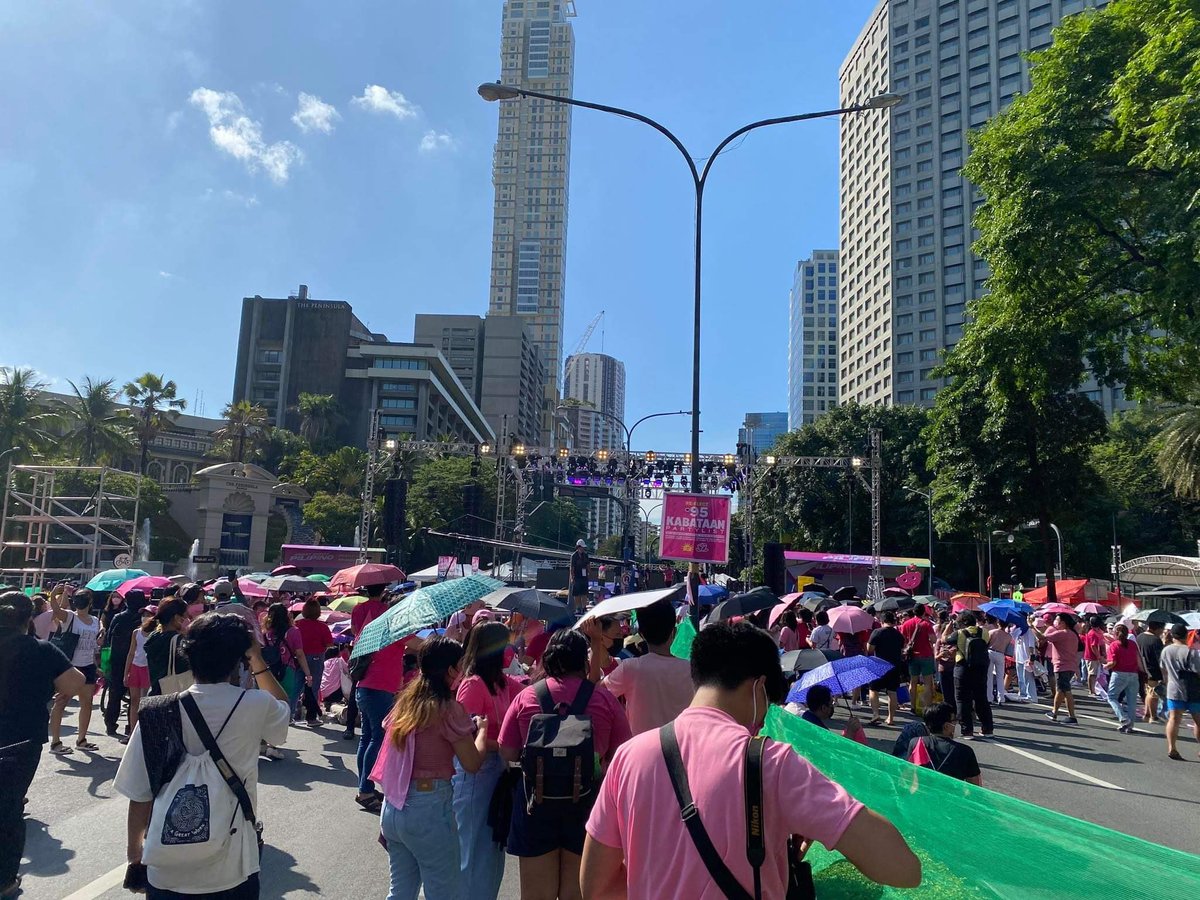IT'S THE FINAL DAY OF THE CAMPAIGN.

Supporters of VP <a href="/lenirobredo/">Leni Robredo</a> are now in Ayala Avenue in Makati for her Miting de Avance, marking the end of the campaign season.

#Halalan2022 
<a href="/ABSCBNNews/">ABS-CBN News</a>