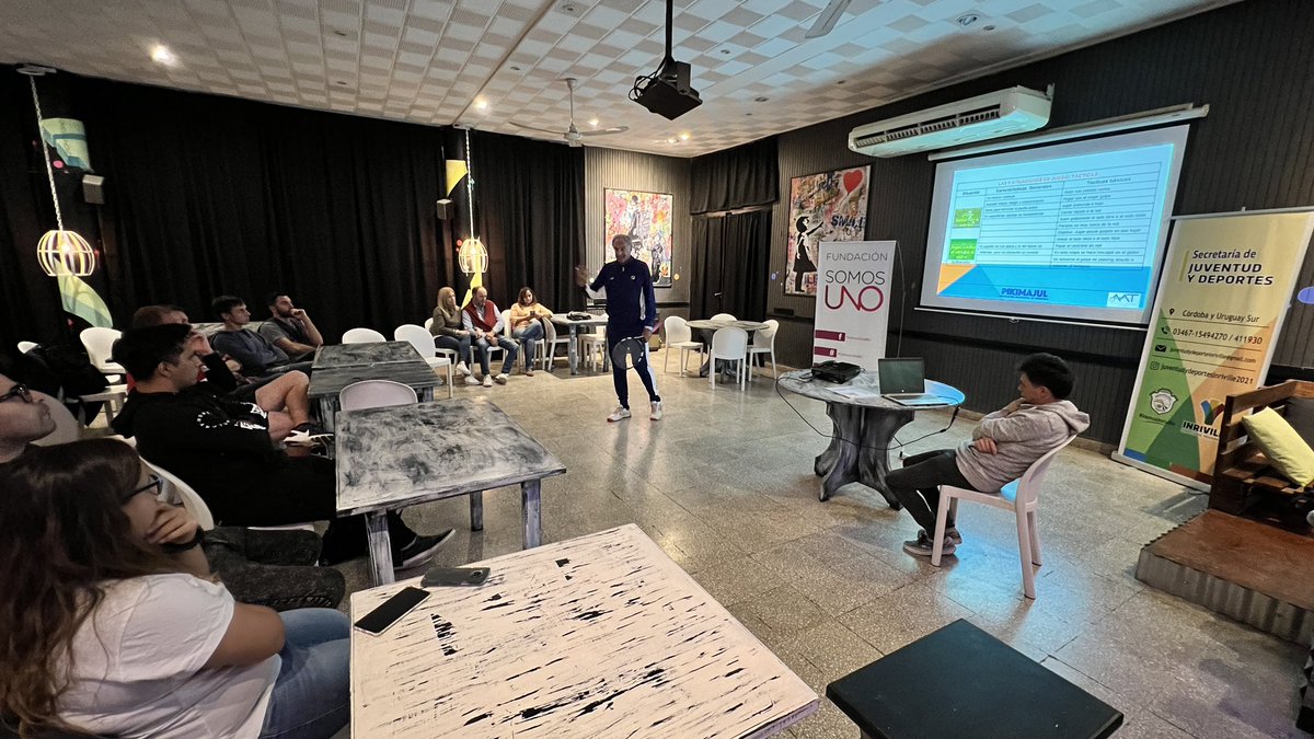 PikiMajul's tweet photo. Clínica de tenis a cargo de mi asesor en #DesarrolloDeportivo profe Guille Di Giusto para seguir acompañando la producción deportiva. 

Aprovechando la presentación del libro en el secundario de #Inriville esta mañana respondimos a la solicitud del profe Alfonso de #Almafuerte. https://t.co/D4u35c2YfR