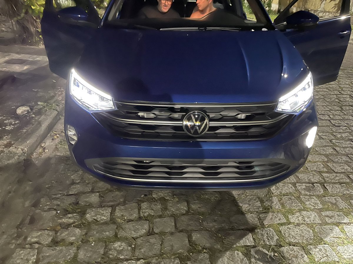 ASAlmeidaRJ's tweet photo. Socorro @vwbrasil, comprei um #nivus 0km azul lindo, um carrão! Mas nem tudo são flores eu acho q a @vwbrasil esqueceu de investir no desenvolvimento do #vwplay. É horrível, nada amigável e completamente inviável de usar! #atualize #melhore PRECISA MELHORAR MUITO! https://t.co/LuhyEhLomI