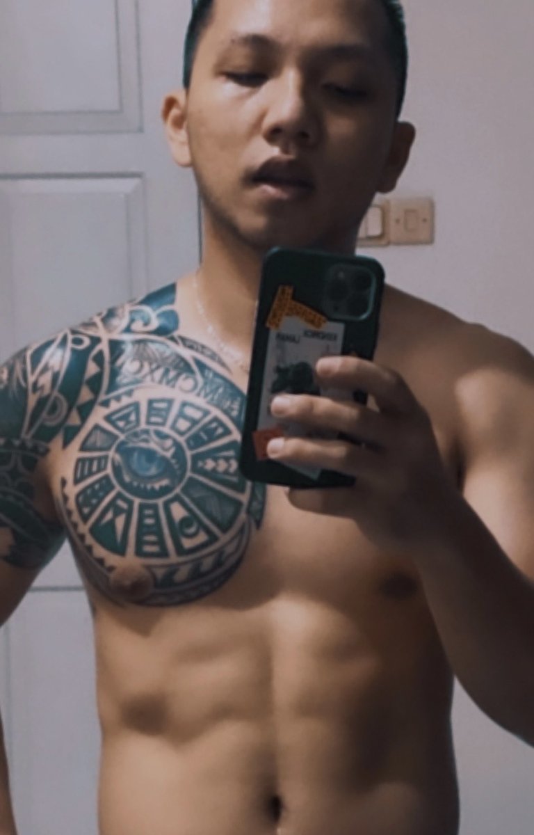 DarwinTjoa's tweet photo. Beranikan diri buat tattoo full gni biar gw tetep konsisten workout sampe tua 🫢 https://t.co/2nkx1H0eq2